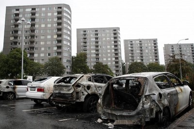 عنف وإحراق سيارات في ثاني أكبر مدن السويد والسبب مجهول!