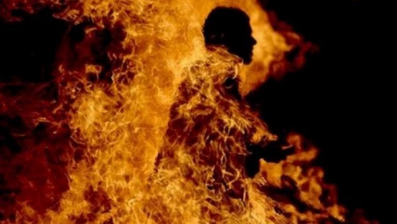 وفاة سوري احتجّ بحرق جسمه في اليونان