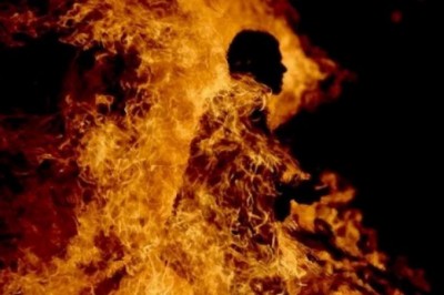 وفاة سوري احتجّ بحرق جسمه في اليونان