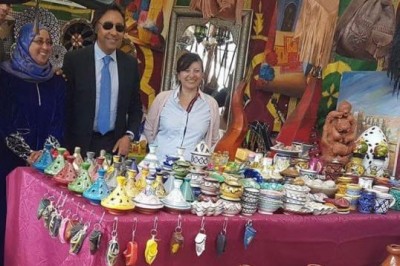 سفيرالمغرب في اليونان السيد سمير الدهر يشجع  بائع مغربي في مهرجان تقليدي بأثينا  