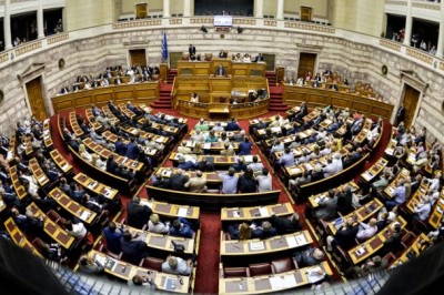البرلمان اليوناني يصوت لصالح تدابير التقشف الجديدة بناء على طلب المقرضين