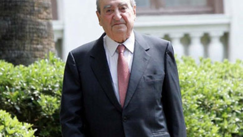 وفاة رئيس الوزراء اليوناني السابق كونستاندينوس ميتسوتاكيس