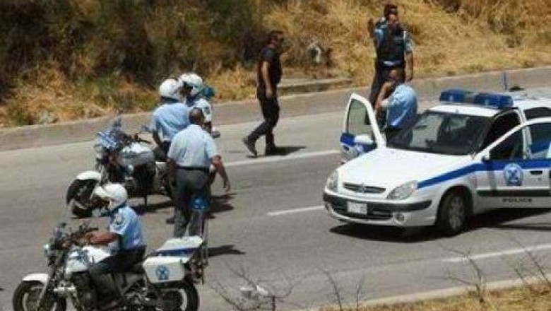 ملثمون يهاجمون سيارة شرطة وسط أثينا ويحاولون اطلاق سراح معتقل من بنغلادش