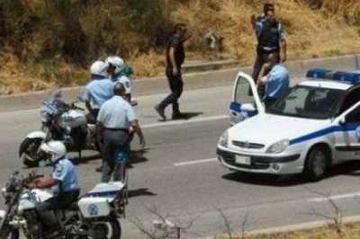 ملثمون يهاجمون سيارة شرطة وسط أثينا ويحاولون اطلاق سراح معتقل من بنغلادش