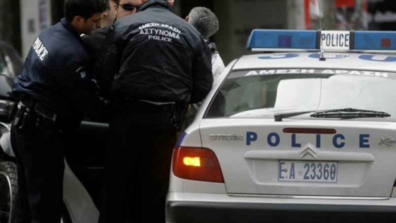 القبض عصابة اجرامية البانية / يونانية تسرق المارة في شوارع باتيسيا