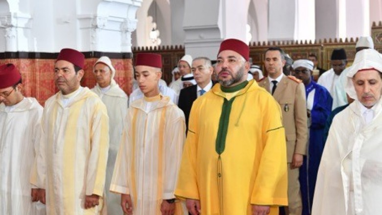أدى أمير المؤمنين الملك محمد السادس صلاة عيد الفطر بالمسجد المحمدي بحي الأحباس في الدار البيضاء