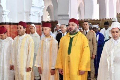 أدى أمير المؤمنين الملك محمد السادس صلاة عيد الفطر بالمسجد المحمدي بحي الأحباس في الدار البيضاء