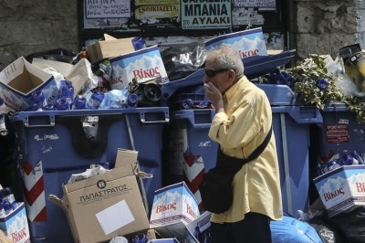 تراكم القمامة في شوارع أثينا وضواحيها