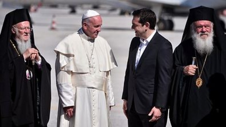 بابا الفاتيكان يساهم بمبلغ 50,000 يورو لدعم من تضرروا بالهزة الأرضية في جزيرة ليسفوس اليونانية