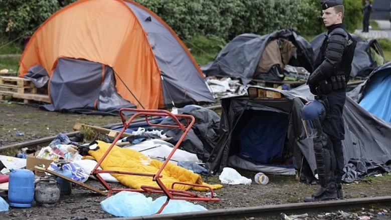 شرطة باريس تجلي 2500 مهاجرا