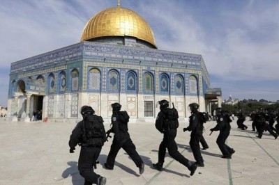 إقدام قوات الاحتلال الإسرائيلية على حصار المسجد الأقصى بشكل كامل