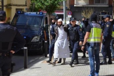 شرطة اسبانيا تعتقل ابوين مغربيان من اجل الاعتداء و تحريض ابنتهما على الاسلام 