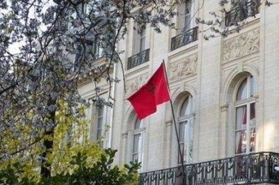التحقيق مع انفصالي بوليساريو حاول نزع العلم المغربي من أعلى قنصلية المملكة ببوردو بفرنسا