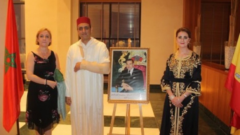 مهاجر مغربي يكسر يد القنصل المغربي بمكتبه  في إسبانيا بسبب جواز السفر