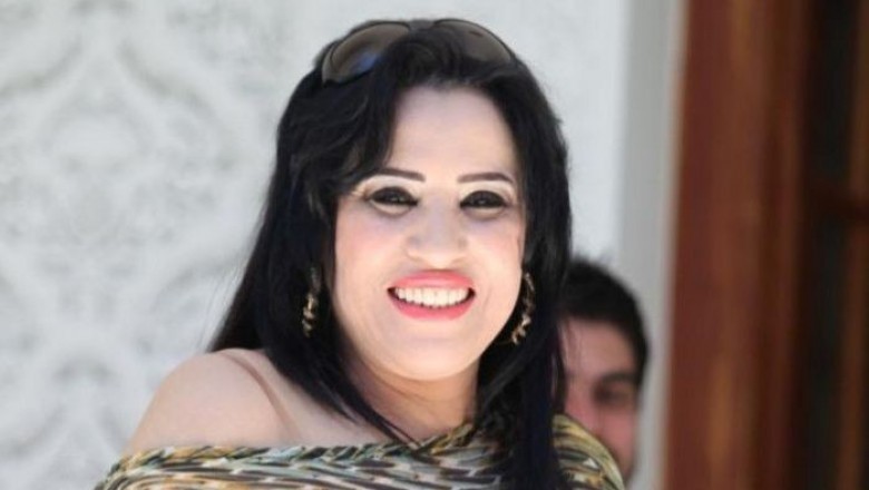 احتجاج لنجاة اعتابو بعد رفض منحها رخصة لبيع الخمور في مطعمها الذي يوجد قرب المسجد بالخميسات