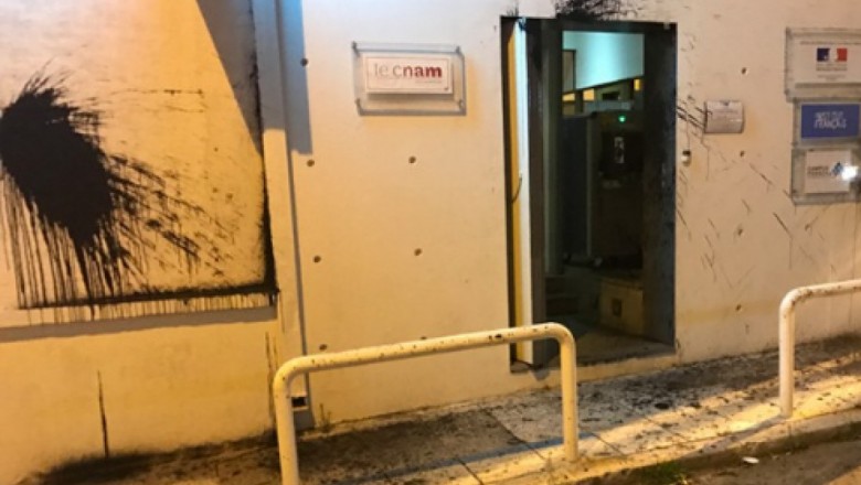 المعهد الفرنسي في أثينا يتعرض لاعتداء بزجاجات من الطلاء  تزامنا مع زيارة الرئيس الفرنسي ماكرون 