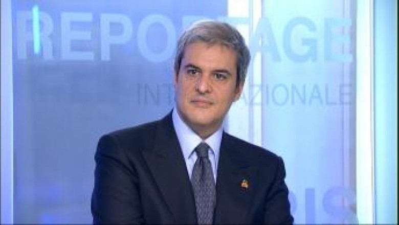 تونس تطرد الأمير مولاي هشام، ابن عم محمد السادس من البلاد إلى باريس وتمنعه من إلقاء محاضرة