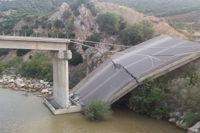 انهيار جسر في طريق كوموتيني ـ اكسانثي باليونان