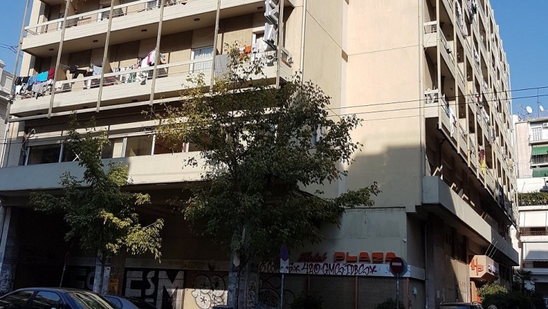 فندق سيتي بلازا وسط  أثينا مركز إيواء المهاجرين بنكهة يسارية  ولائحة انتظار من ثلاثة آلاف اسم