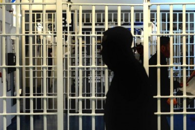 الحكم بالسجن 16 عاما على مهاجر جزائري في محاولة حرق سوريين داخل خيمة في مركز للاستضافة