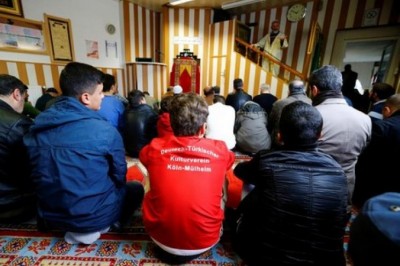 الإمام المغربي في البلدان الأوروبية مخاطر التطرف و هل كل من يؤم الناس في الصلاة يستحق صفة الإمام؟