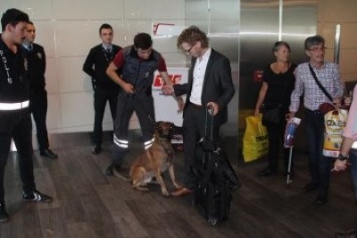تركيا تعامل دول أوربية بالمِثل بتفتيش مواطنيها باستعمال الكلاب بمطاراتها