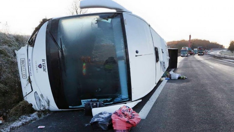 انقلاب حافلتين للنقل الدولي كانتا متجهتان من أكادير لباريس و عشرات الجرحى المغاربة