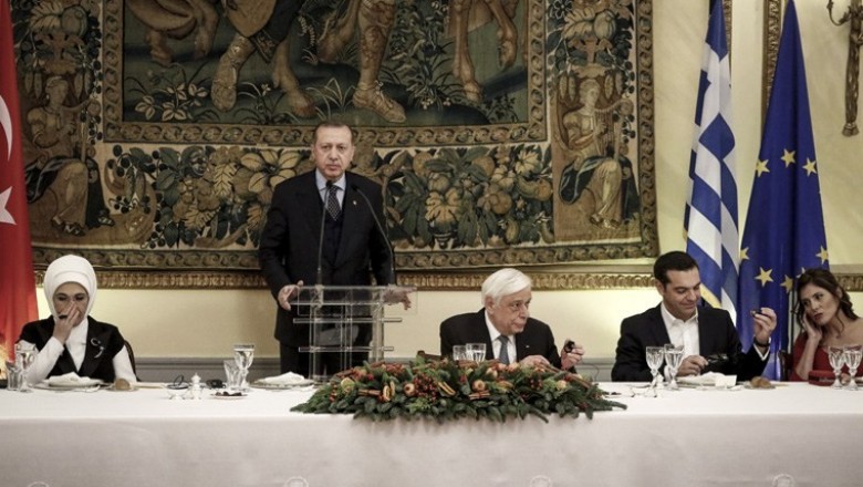 اليونان وتركيا تتبادلان انتقادات حادة أثناء زيارة إردوغان لأثينا