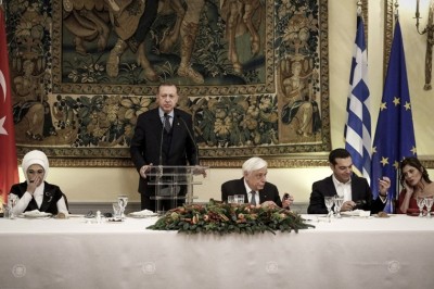 اليونان وتركيا تتبادلان انتقادات حادة أثناء زيارة إردوغان لأثينا