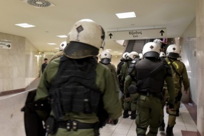  الحكومة اليونانية  تدعم محطات المترو بقوات خاصه من الشرطة  بأثينا