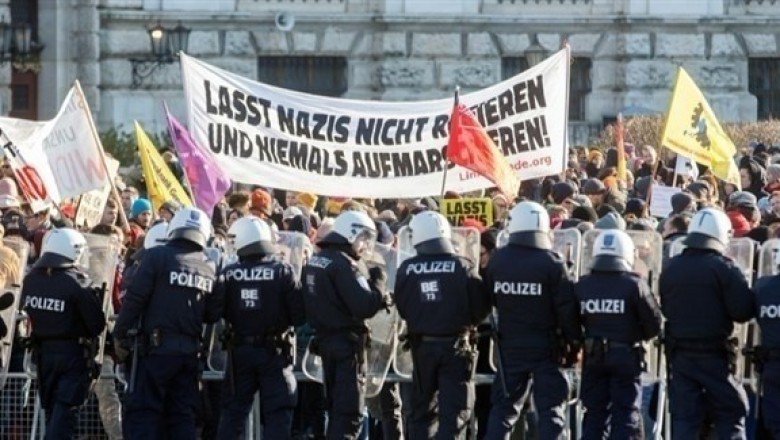 الآلاف فى النمسا يشاركون فى احتجاج  على مواقف الحكومة اليمينية من اللاجئين والبرامج الاجتماعية