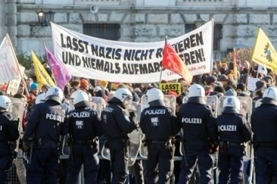 الآلاف فى النمسا يشاركون فى احتجاج  على مواقف الحكومة اليمينية من اللاجئين والبرامج الاجتماعية