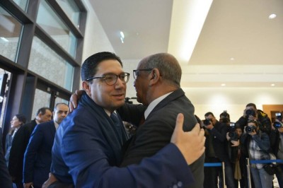 عِناق وتشبيك للأيدي بين ‘بوريطا’ وزير الخارجية المغربي و’مساهل’ في اليوم العالمي للعِناق