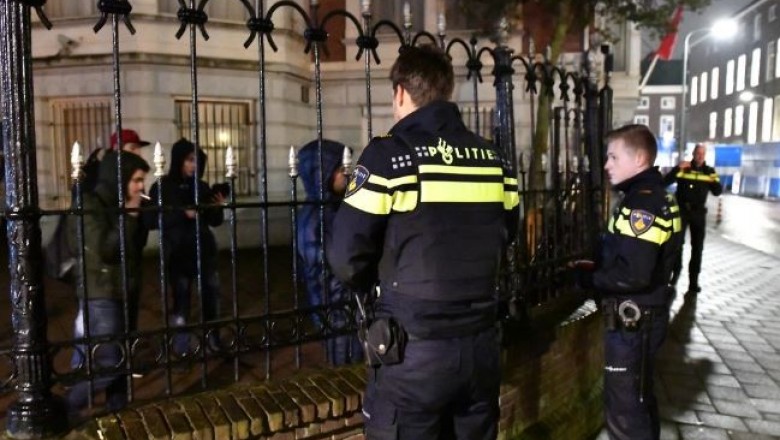 نشطاء ريفيون يقتحمون سفارة المملكة بهولندا و الشرطة تحاصرهم 