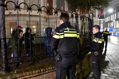 نشطاء ريفيون يقتحمون سفارة المملكة بهولندا و الشرطة تحاصرهم 
