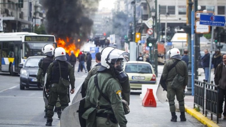 اشتباكات قوية بين قوات الشرطة ومتظاهرين وسط بيرايوس  حيث كان وزير المالية  تساكالوتوس على وشك الكلام