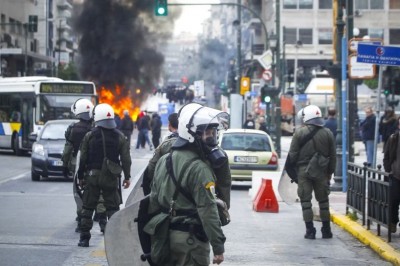 اشتباكات قوية بين قوات الشرطة ومتظاهرين وسط بيرايوس  حيث كان وزير المالية  تساكالوتوس على وشك الكلام