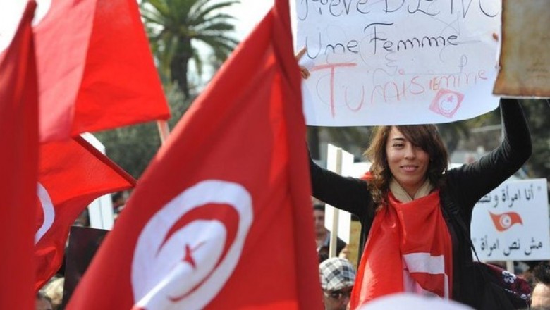 سابقة في القضاء التونسي  يُلزم سيدة مُطلقة بدفع النفقة لزوجها وأبنائها