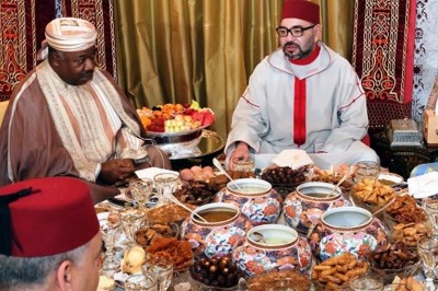الملك محمد السادس  يقيم مأدبة إفطار على شرف الرئيس الغابوني ورئيس مفوضية الاتحاد الافريقي  بالإقامة الملكية بسلا