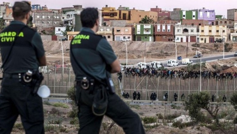 400 مهاجر إفريقي يقتحمون سبتة و الصليب الأحمر يسعف 9 جرحى