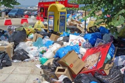 آلاف الأطنان من القمامة تتكدس في شوارع وميادين كيركيرا