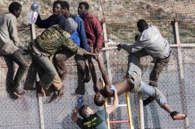 زحف 40 ألف مهاجر إفريقي نحو أوربا انطلاقاً من المغرب يثير الرعب في إسبانيا !
