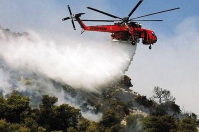 المروحية الأولى لمكافحة الحرائق التي وصلت إلى ماتي  شمال اثينا  كانت سبب  الموت والدمار اد لم يكن لديها البنزين الكافي لتضطر لمغادرة النيران  للتزود بالوقود 