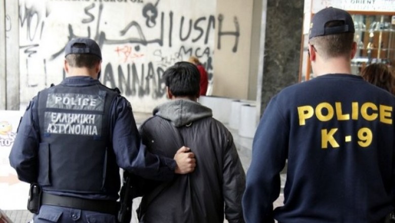 دوريات مكثفة للشرطة اليونانية في وسط أثينا ومنطقة الأكروبوليس اقتياد 890 شخصا للتحري خلال شهر أغسطس