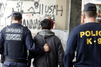 دوريات مكثفة للشرطة اليونانية في وسط أثينا ومنطقة الأكروبوليس اقتياد 890 شخصا للتحري خلال شهر أغسطس