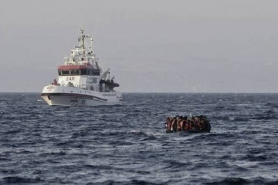 خفر السواحل اليونانية وم بكشف وإنقاذ مهاجرين سريين في ميتيليني