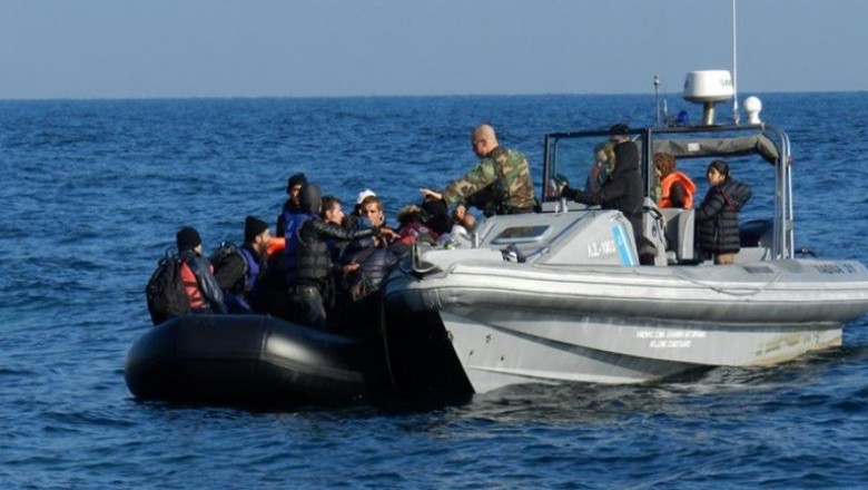 خفر السواحل اليونانية وم بكشف وإنقاذ مهاجرين سريين في  ساموس.