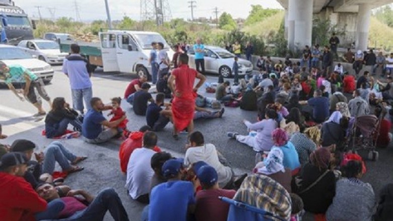 مهاجرون ولاجئون‬‎ يقومون بإغلاق الطريق الوطني   أثينا-لمييا قرب محطة أفيديون من كلا الجهتين
