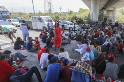 مهاجرون ولاجئون‬‎ يقومون بإغلاق الطريق الوطني   أثينا-لمييا قرب محطة أفيديون من كلا الجهتين