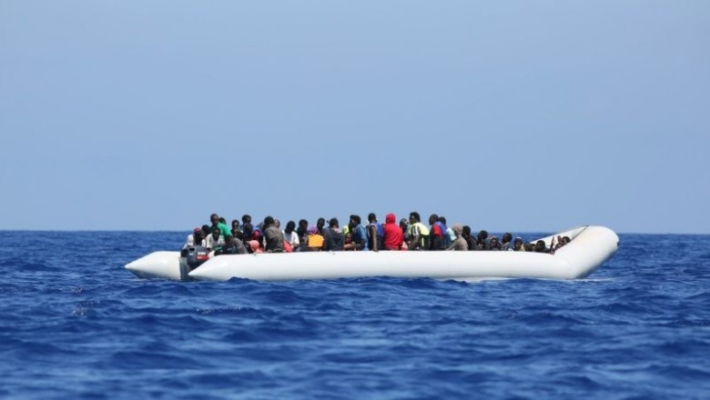 رصد خفر السواحل اليوناني 87 مهاجرا من بينهم ستة أطفال على متن مركب  بين (كيفالونياس) و (زاكينثوس)